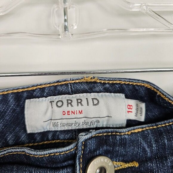 TORRID DENIM Cuffed Jean Shorts MED BLUE size 18 Chino Stretchy High Rise Chic - Picture 3 of 6